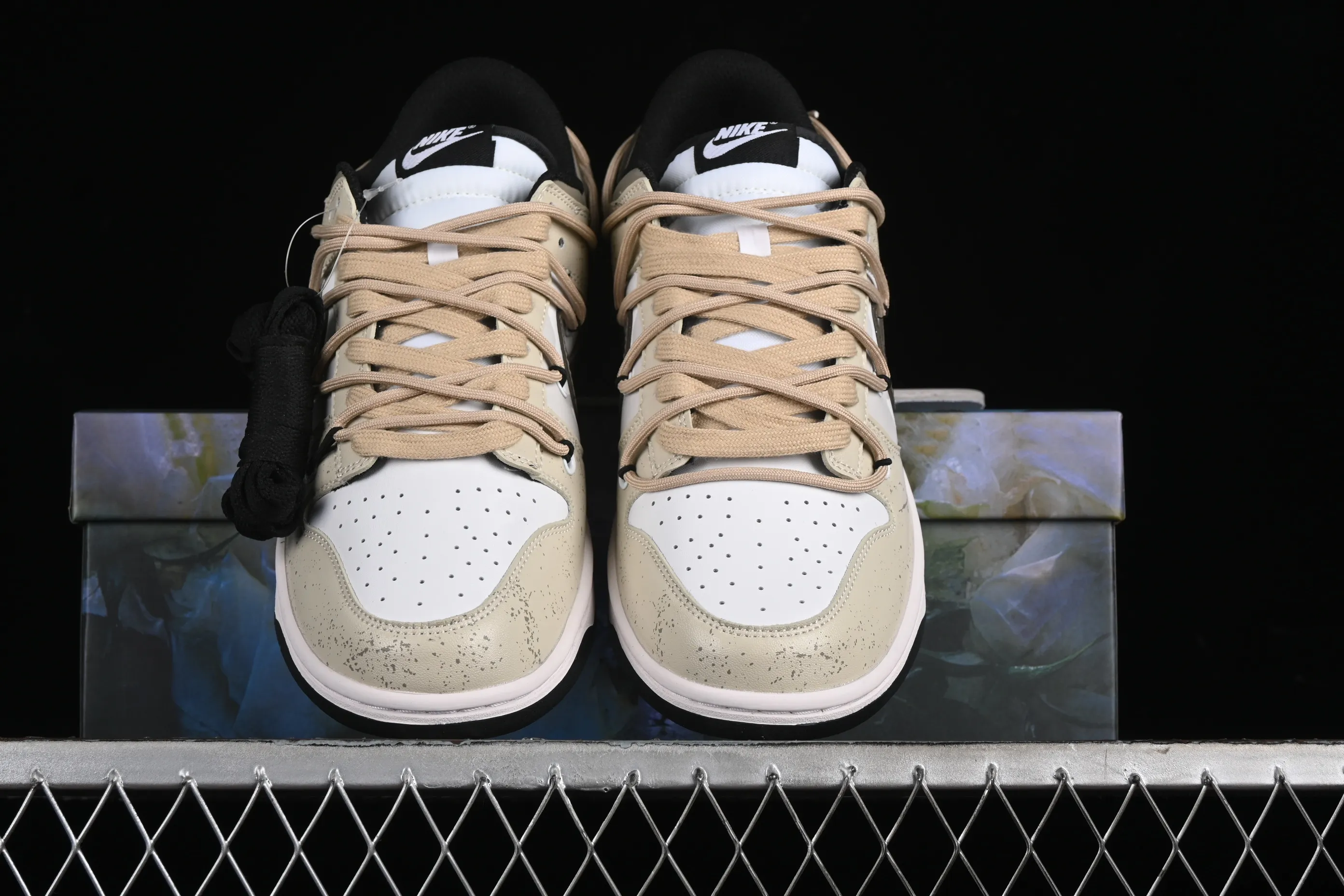 All Categories Nk SB Dunk Series Nk SB Dunk Low Low-top sneakers Nk Dunk Low Panda Prank Summer Theme Love Khaki Pudding Milk Tea SB Strappy Low-top Casual Shoes CW1590-100